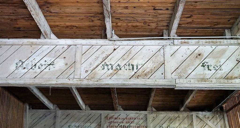 Die zynischen Inschriften auf den Deckenbalken im Objekt 10 wurden vermutlich im Sommer 1944 angebracht, Foto ZHZ Melk.