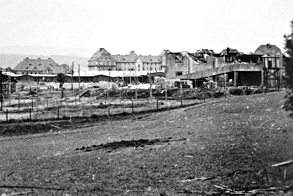 The photo shows the widespread destruction of the Melk concentration camp grounds after the air raid on 8 July 1944. ‘Objekt 10’, to the right of the image, was restored over the summer by prisoners and served again as accommodation (first floor) and kitchen (ground floor) for prisoners. Photo: Melk Town Archive, July 1944.