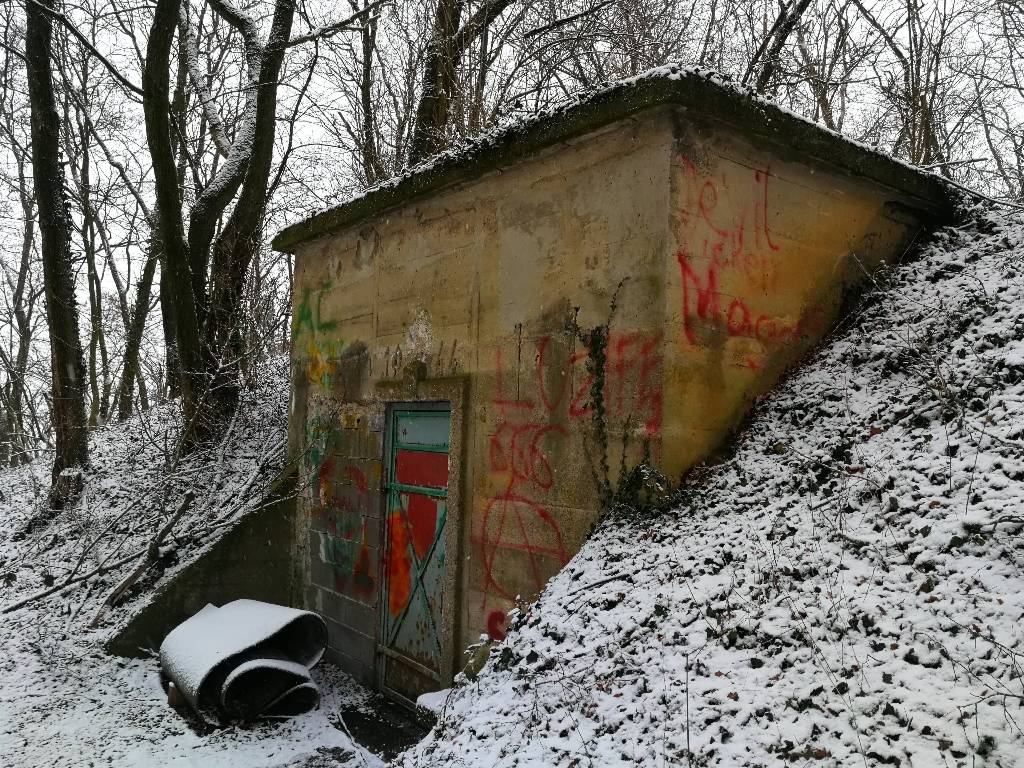 The water tower at the Kupferschmiedkreuz, a cross around 500 metres south of the concentration camp site, was built in autumn 1944 by prisoners and ensured the supply of water. Today it is one of the last few built remains in Melk. Photo: ZHZ Melk.